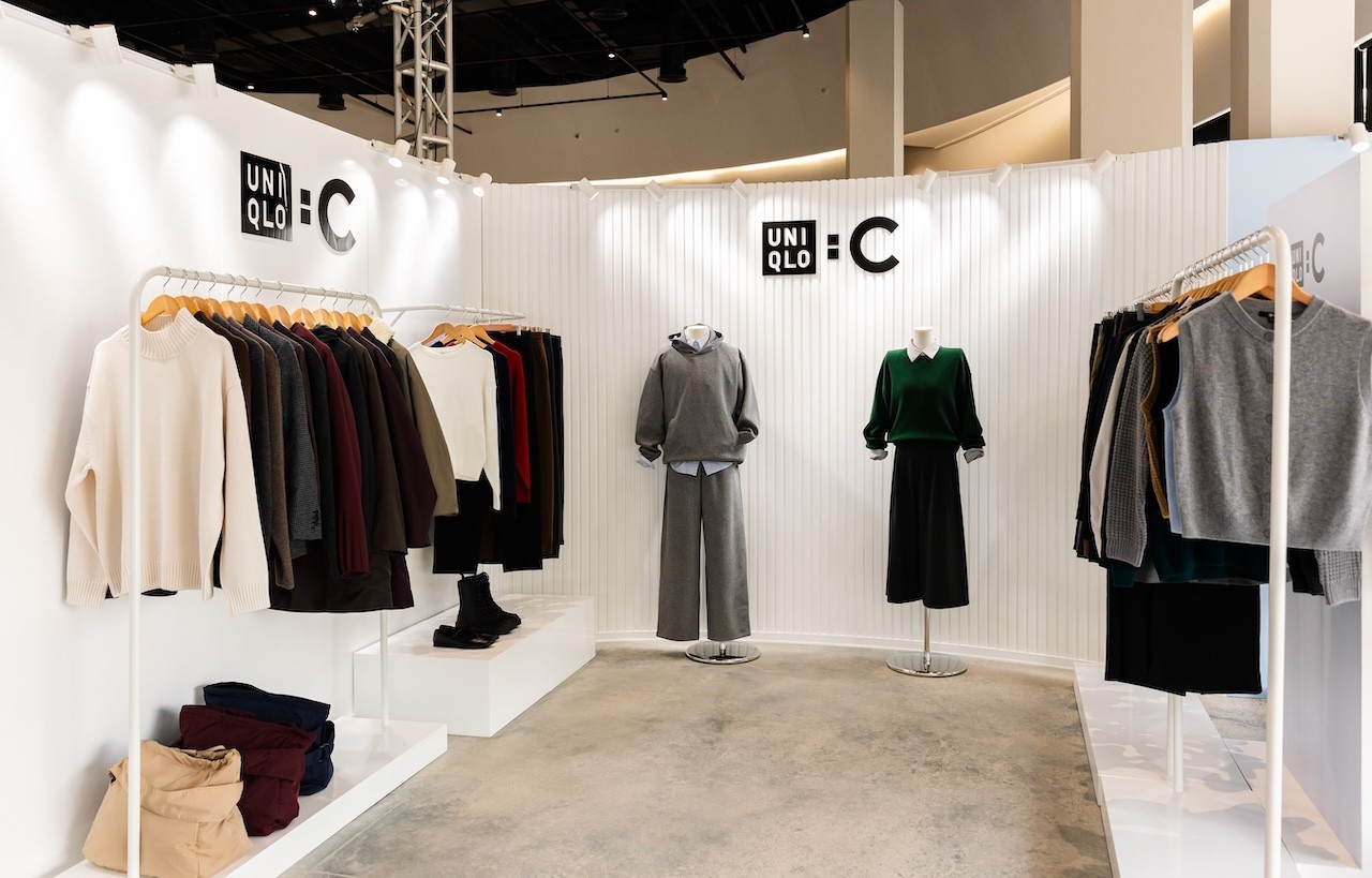 bst-uniqlo-c-den-tu-nha-thiet-ke-dong-thoi-la-giam-doc-sang-tao-toan-cau-cua-uniqlo-clare-waight-keller-mang-toi-nhieu-kieu-dang-an-tuong-thanh-lich-voi-chu-de-hien-dai-trong-tung-chuyen-dong-1755138866.JPG