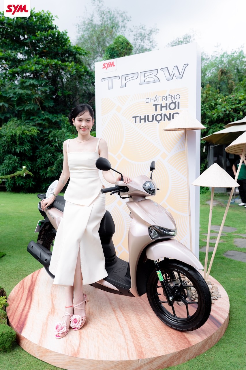 cac-ban-tre-hao-hung-check-in-booth-trung-bay-2-1760435508.jpg