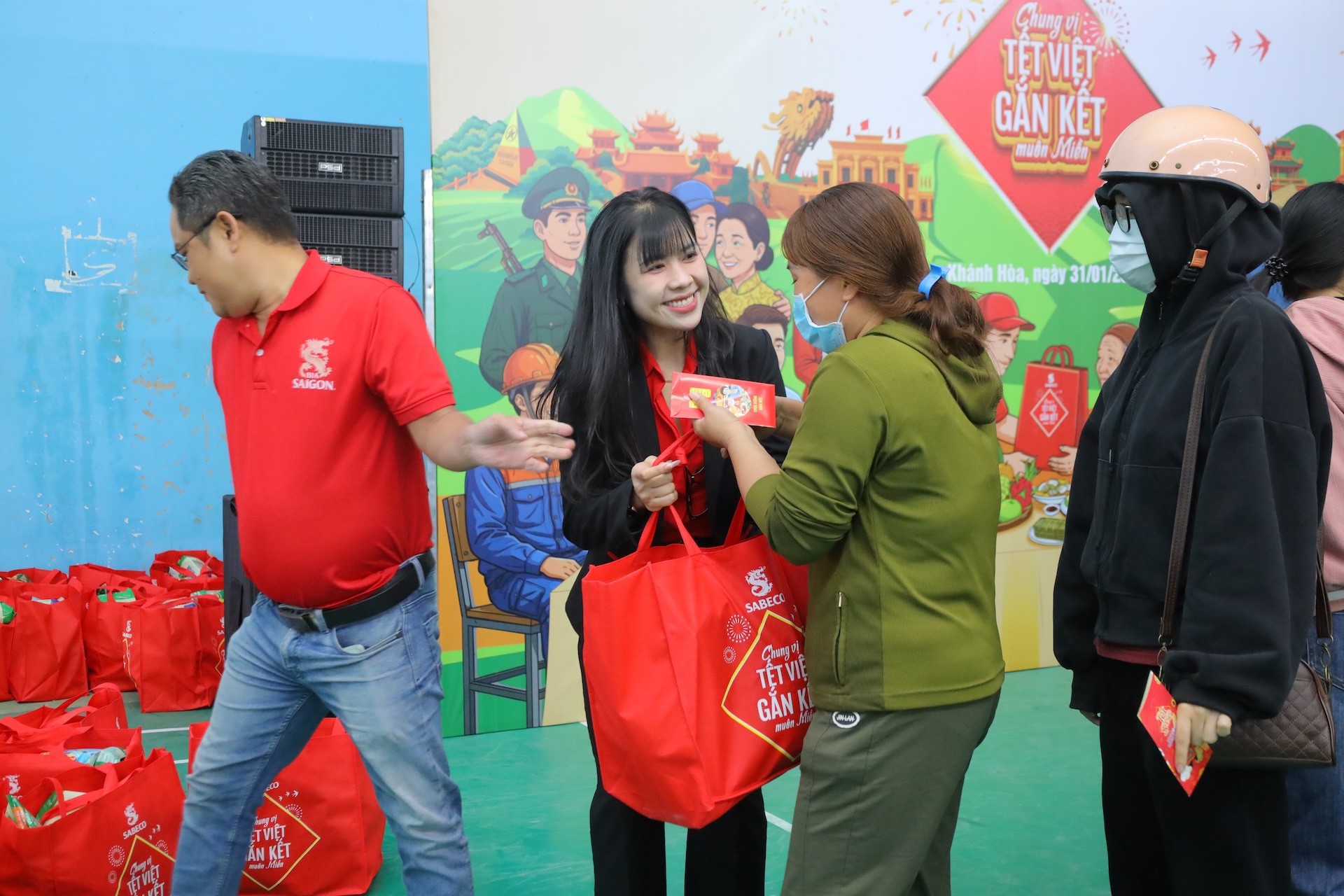tai-khanh-hoa-sabeco-trao-tang-tong-cong-900-phan-qua-mang-thong-diep-chung-vi-tet-viet-cho-cac-ho-gia-dinh-co-hoan-canh-kho-khan3-1770023245.JPG
