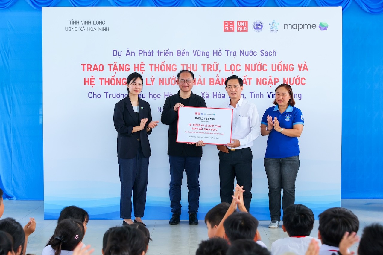 uniqlo-trao-tang-he-thong-xu-ly-nuoc-thai-bang-dat-ngap-nuoc-cho-truong-tieu-hoc-hoa-minh-1779287136.jpg