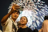 Khoảnh khắc người dân TP HCM đón năm mới 2023 dưới bầu trời pháo hoa