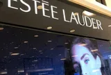 Estée Lauder bị phạt 14 tỷ đồng: “Hóa chất vĩnh cửu” được hãng này sử dụng có hại thế nào?