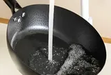 Tại sao không nên tráng chảo bằng nước ngay sau khi nấu xong? Nghe đầu bếp giải thích, tôi mới giật mình vì bao năm làm sai