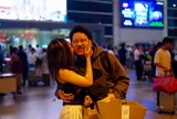 27 tiếng bay chỉ để ôm nhau một cái: Sân bay Tân Sơn Nhất nghẹn ngào ngày đón người thân về ăn Tết