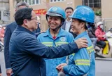 Thủ tướng Phạm Minh Chính cảm ơn, tặng quà công nhân vệ sinh môi trường tại Thủ đô