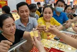 Không phải ai cũng cần chen chân sắm vàng mùng 10 tháng Giêng, nhưng nhóm người này mua một chút ắt rước lộc vào nhà