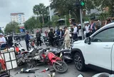 Ô tô tông hàng loạt xe máy chờ đèn đỏ, 2 người nhập viện