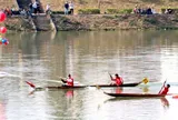 Đua thuyền độc mộc trên dòng sông chảy ngược