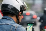 Đeo tai nghe để Google Maps chỉ đường khi tham gia giao thông có bị xử phạt không?