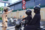 Đi xe máy mà "vô tư" làm điều này dễ bị phạt tới 8 triệu đồng