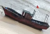 Tàu gỗ dài 15m, không người dạt vào bờ biển Quảng Trị
