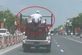 Ô tô biển xanh chở người ngồi "vắt vẻo" sau thùng xe giữ bàn ghế bị người dân phản ánh: Hé lộ cái kết
