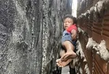 20 phút giải cứu cháu bé bị mắc kẹt giữa hai bức tường nhà ở TPHCM