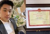 Đình Bắc diện vest bảnh bao tay ôm "cú đúp" bằng khen về nhà, cậu này đỉnh quá!