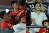 Ái nữ cựu chủ tịch CLB Sài Gòn hóa nàng thơ, chiếm trọn spotlight đi cổ vũ Duy Mạnh