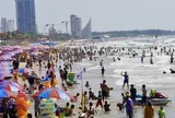 Biển Vũng Tàu tấp nập, đua nhau check-in công viên ven biển