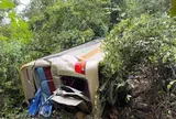 Xe khách chở 25 người lao xuống vực sâu 100 m, nhiều người thương vong