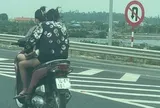 Xác định 2 cô gái "đầu trần", phóng xe máy ngược chiều ở làn 100 km/giờ trên cao tốc