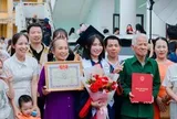 Tốt nghiệp mà ngỡ dạm ngõ: Nữ sinh thủ khoa thuê hẳn xe 29 chỗ đưa cả đại gia đình đi nhận bằng