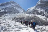 Khối băng chặn đường khiến hàng trăm người mắc kẹt tại Everest