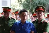 VIDEO: Dẫn giải Bùi Đình Khánh, kẻ nổ súng khiến thiếu tá Công an hy sinh, ra tòa