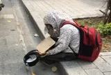 Phát hiện người đàn ông 10 năm ngủ vỉa hè nhưng không xin 1 đồng tiền nào, có nhà mà không thèm về