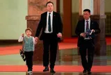 Quý tử nhà Elon Musk diện áo lụa, cầm túi rồng lon ton ở Bắc Kinh