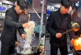 Bán cơm rang ở chợ kiếm 200 triệu mỗi tháng nhờ đẹp trai