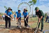 Nhân dân phường Đông Hưng Thuận trồng cây nhớ ơn Bác Hồ