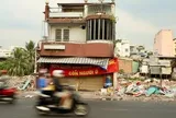Cận cảnh nhiều căn nhà ven rạch Xuyên Tâm ở phường Gia Định đang được cấp tập tháo dỡ