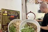 Phát hiện quán phở trộn sốt vang đầu tiên ở Hà Nội: Giá 89.000, có tảng sườn bò to vật vã