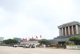 Dòng người đổ về Ba Đình trong ngày sinh nhật Bác