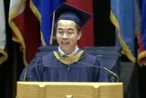 Cả khán phòng lặng đi khi Thạc sĩ người Việt hát "Ước mơ của mẹ" trong lễ tốt nghiệp tại Mỹ