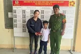 Nhặt được ví tiền, học sinh lớp 2 lập tức mang nộp công an