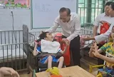 Phường Xuân Hòa thăm, tặng quà các đơn vị chăm sóc, giáo dục trẻ em đặc biệt