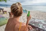 Trào lưu làm đẹp kỳ quặc "đổ bia lên người phơi nắng", bác sĩ cảnh báo tác hại khó lường