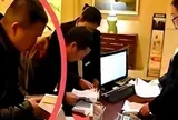 Họp lớp hết 116 triệu, cậu bạn cá biệt năm xưa đứng dậy trả tiền, nói một câu khiến tất cả đứng hình rồi lặng lẽ rời nhóm