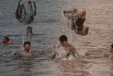 VDIEO: Hà Nội nắng như đổ lửa trên 40 độ C, người dân ùn ùn ra sông Hồng, Hồ Tây giải nhiệt