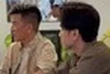 2 ca sĩ đình đám một thời giờ đi bán cafe gặp nhau, 1 người nói: "Xưa ít thấy ca sĩ, giờ như cá ngoài chợ"