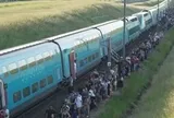 Đoàn tàu bất ngờ mất điện giữa nắng nóng: Không có điều hòa, khách phải xuống tàu giữa đường