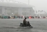 Hà Nội ngập sâu, đường phố tê liệt sau trận mưa to "trắng trời"
