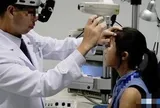 Bé gái 6 tuổi cận 12 độ vì thứ nhiều cha mẹ Việt thích dùng để "dỗ con": Có thể mù lòa bất cứ lúc nào