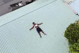 Dị nhân miền Tây thích “nướng người” trên mái tôn giữa trưa 40 độ khiến cộng đồng mạng phát "sốt"