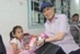 Tỷ phú Johnathan Hạnh Nguyễn xuất hiện tại BV Nhi đồng 2 với chiếc túi "Very Special" vào ngày đặc biệt