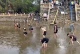 Tập bơi đánh rơi dây chuyền vàng, đôi vợ chồng tát cạn giếng ở Hà Nội để tìm tài sản