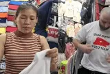 "Phi vụ" mua áo phông 100.000đ của anh Tây tại chợ Bến Thành khiến hàng triệu người sửng sốt