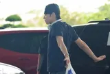 Tân binh Kpop gây bão sân bay với phụ kiện “chuẩn rể Việt” không ai ngờ tới