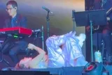 Mỹ Tâm sang Mỹ làm liveshow, nằm vắt chân chữ ngũ hát gây tranh cãi