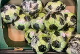 Xà lách cuộn hình bóng đá ở siêu thị giá 30 nghìn đang viral: Nhiều người mua vì tinh thần World Cup quá!