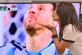 Mỹ Tâm hôn gió và thả tim cho Messi